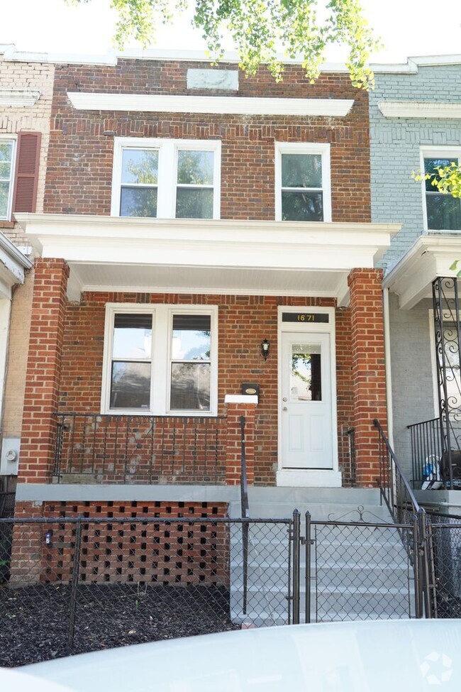 Building Photo - Fabulous 5BR/2BA row house with basement