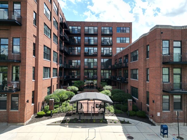 Building Photo - 2323 West Pershing Road Unit 104
