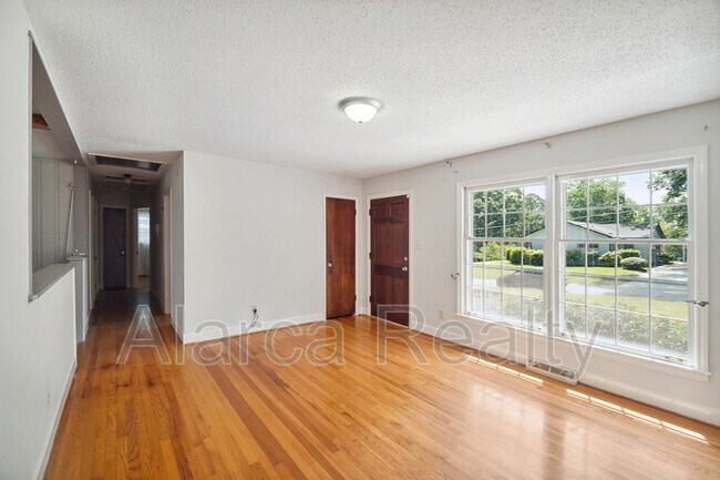 Photo - 5708 Londonderry Rd