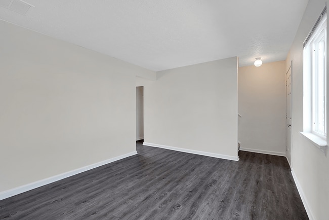 Photo - Colonial Village Apartments