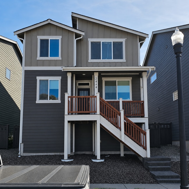 Building Photo - Beautiful 3-Bedroom Home Near Bases & Ferries with Fully Fenced Yard