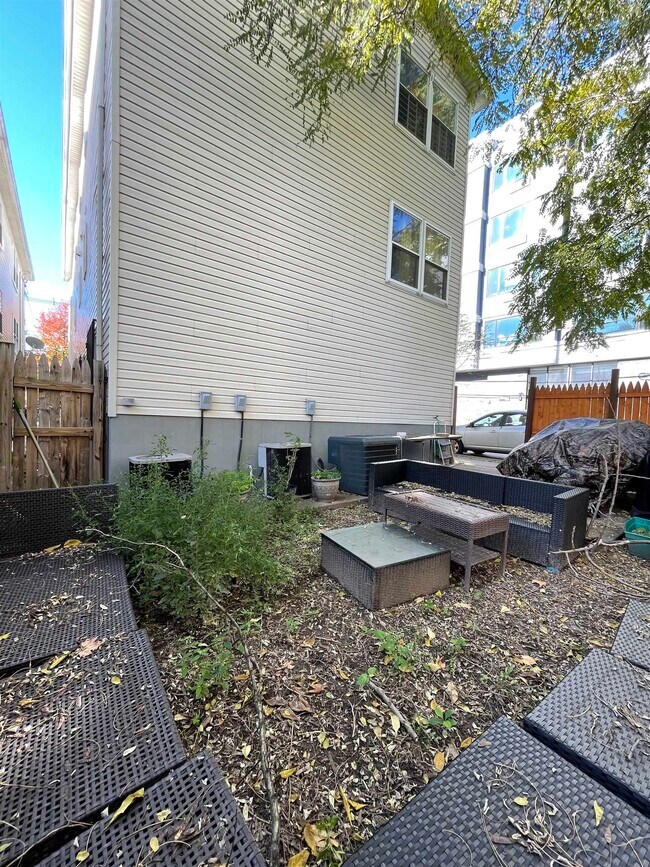 Photo - 636 57th St Unidad 1