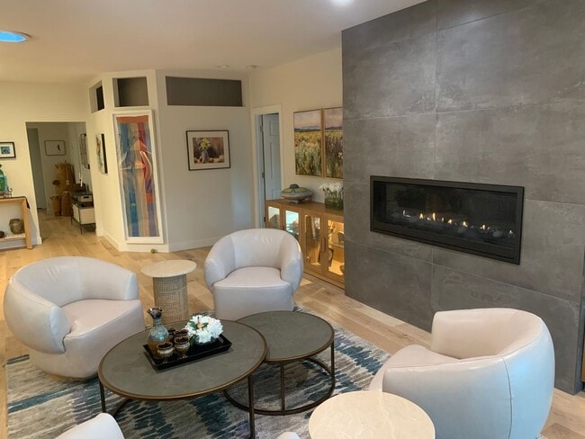 Building Photo - 60733 Willow Creek Loop