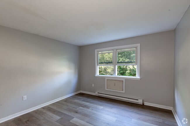 1BR, 1BA - Living Room - Ashford Hills