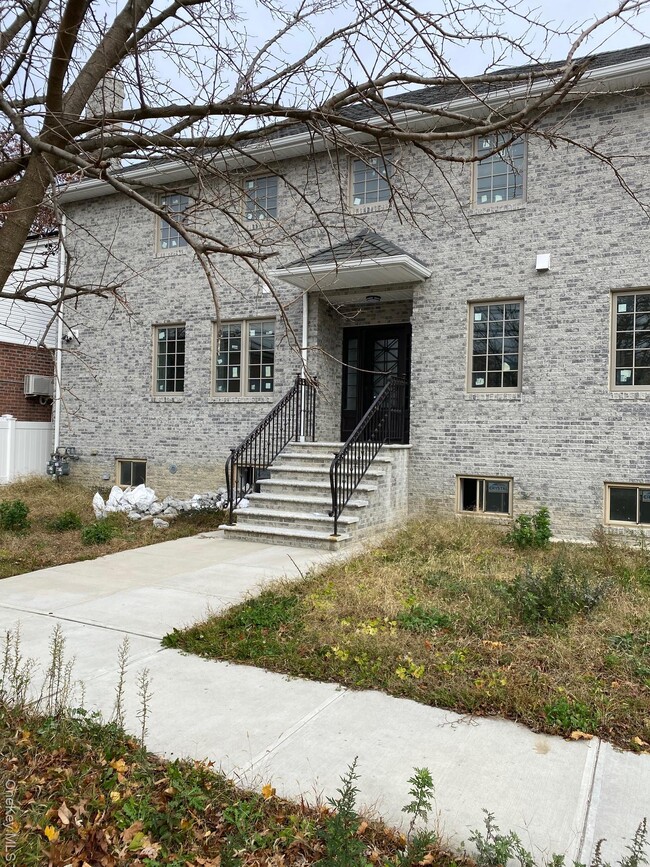 Building Photo - 201-5 17th Ave