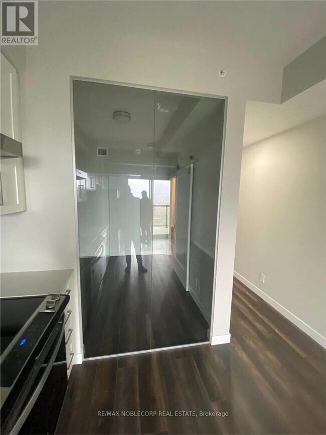 Photo - 15 Queen St S