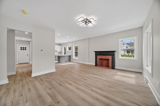 Photo - 729 W 9th St