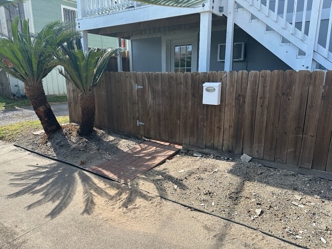 Building Photo - 2009 30th St Unit LOWER