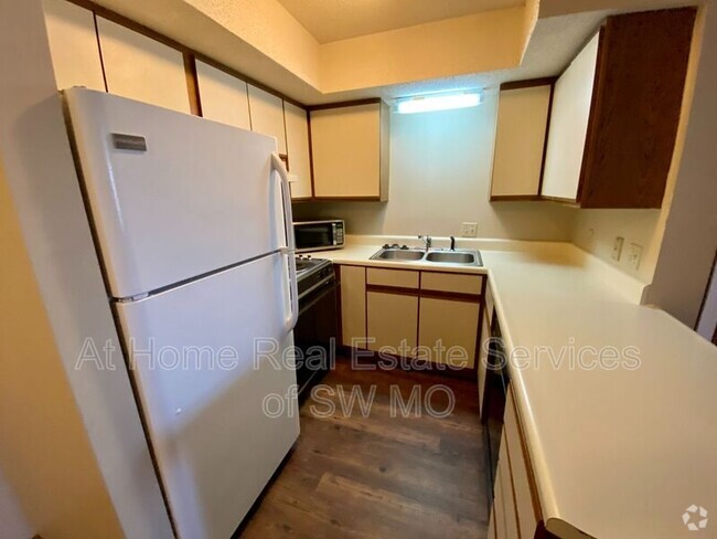 Building Photo - 2850 S Rogers Ave Unit Apt #5