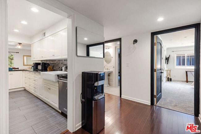 Photo - 6708 Hillpark Dr Unit 302