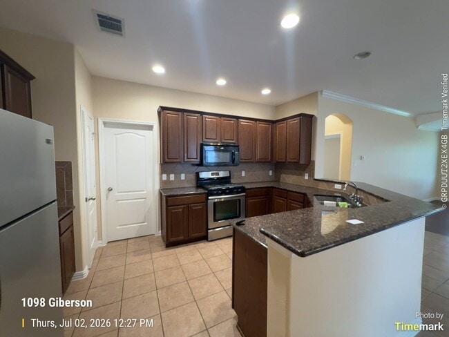 Photo - 1098 Giberson Way