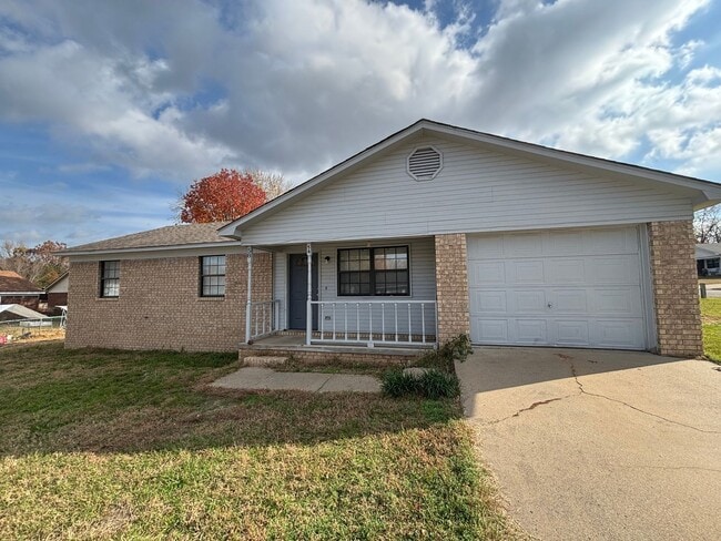 Building Photo - Come take a look at this 3-bedroom 1.5-bat...