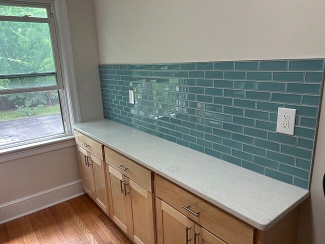 Photo - Renovated 2 Bed Apartment 1 block to downtown with Laundry and Central Air Unit B