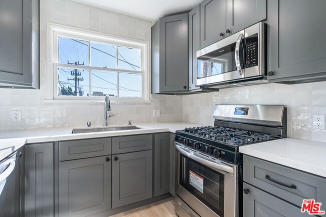 Building Photo - 9216 Alden Dr Unit 10