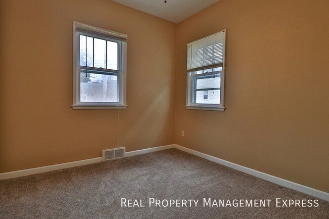 Photo - 3 Bedroom 1.5 Bath Near Downtown with Fenc...