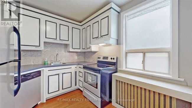 Photo - 255 Lakeshore Rd E