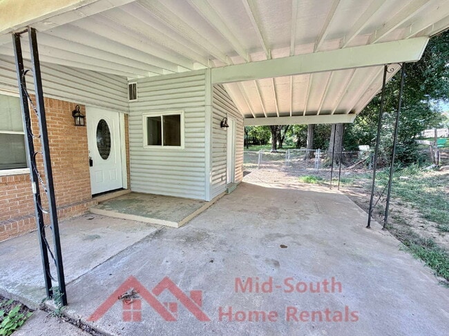 Photo - 1775 Colonial Hills Dr