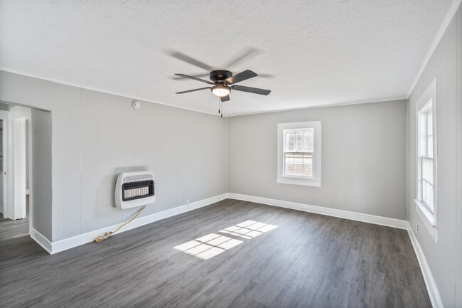 Photo - 611 E Main St