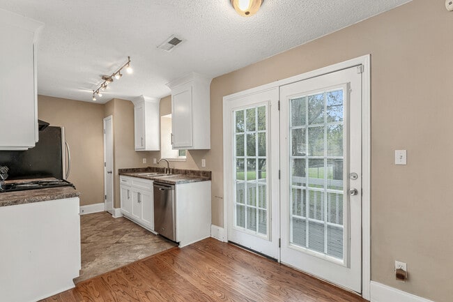 Photo - 123 River Oaks Dr