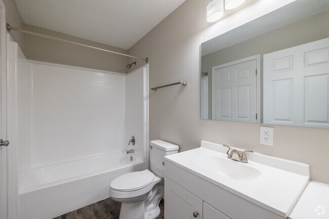 3BR, 1.5BA - 1,120SF - Full Bathroom