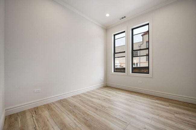 Photo - 1710 W Belmont Ave Unit 301