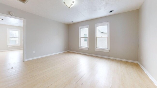 Building Photo - 3130 W 30th St Unit 3130 W 30th St Up