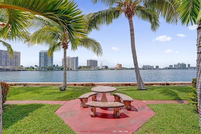 Building Photo - 2170 Bay Dr Unit 3-19 Rental