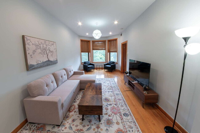 Building Photo - FURNISHED 3-Bedroom Apartment in Vibrant Chicago Neighborhood! Unit 2