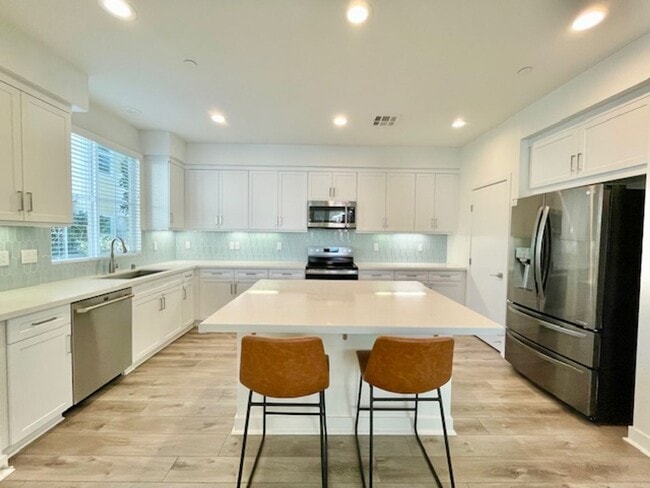 Building Photo - Spacious Newer Townhome in great Goleta Location