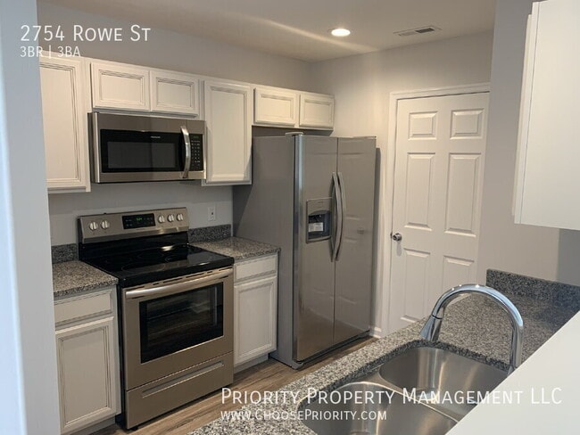 Photo - 2754 Rowe St