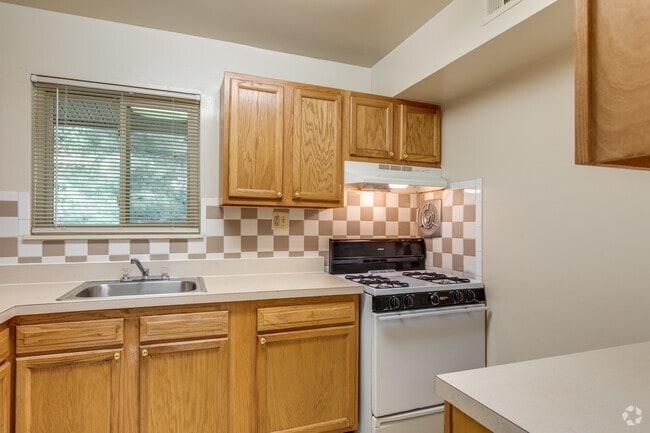 2BR, 1BA - 775SF