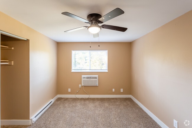 2BR, 1BA - 850 SF