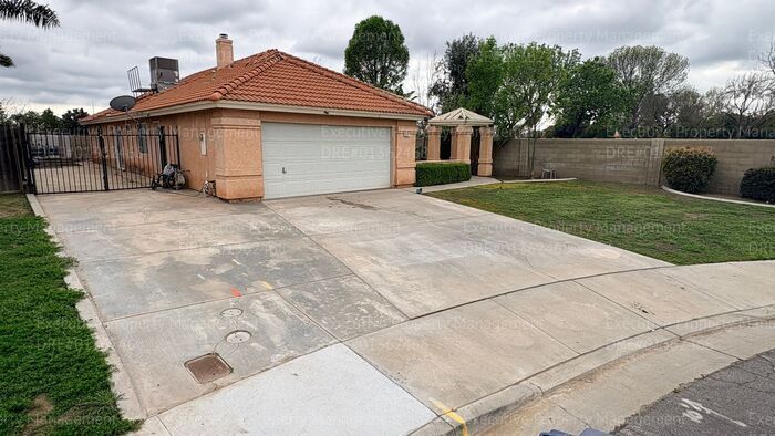 Photo - 3 bedroom 2 bathroom home located near Wilderness Park and many shopping centers.