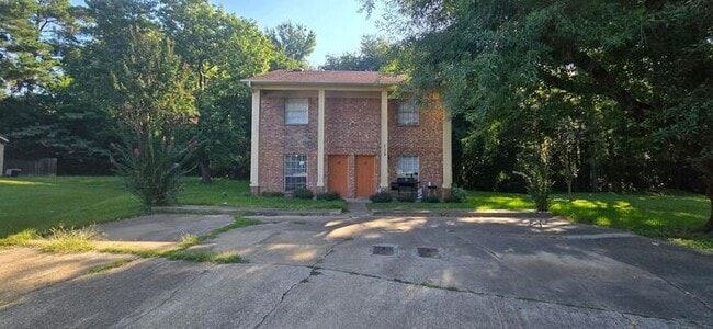 Building Photo - Available Now! 2 Bedroom 1.5 Bath Townhome...
