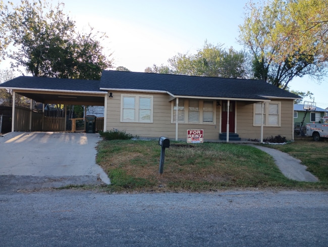Photo - 205 Lackey St