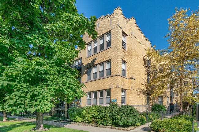 Building Photo - 2142 W Addison St Unit 3B