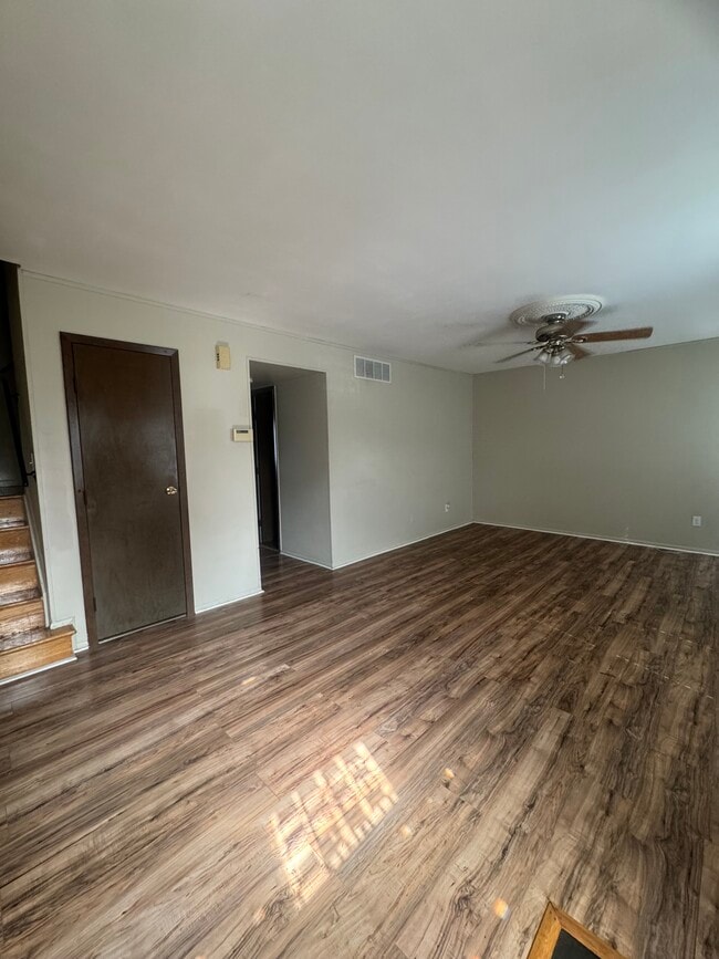 Photo - 570 Jamestown Ct