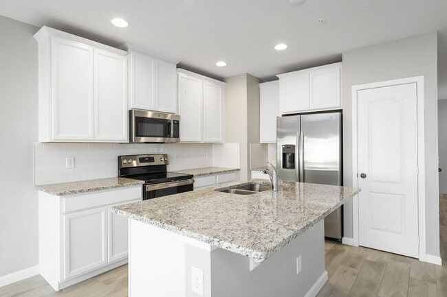 Cocina completamente nueva con electrodomésticos de acero inoxidable. - 14799 Outfitter St