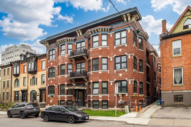 Building Photo - Beautiful Trendy 1 Bedroom Unit 306