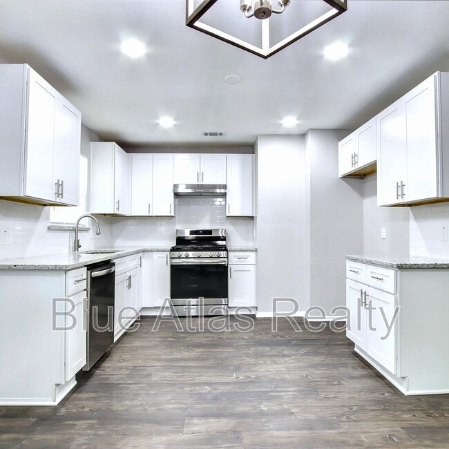 Building Photo - 5713 Bowling Dr