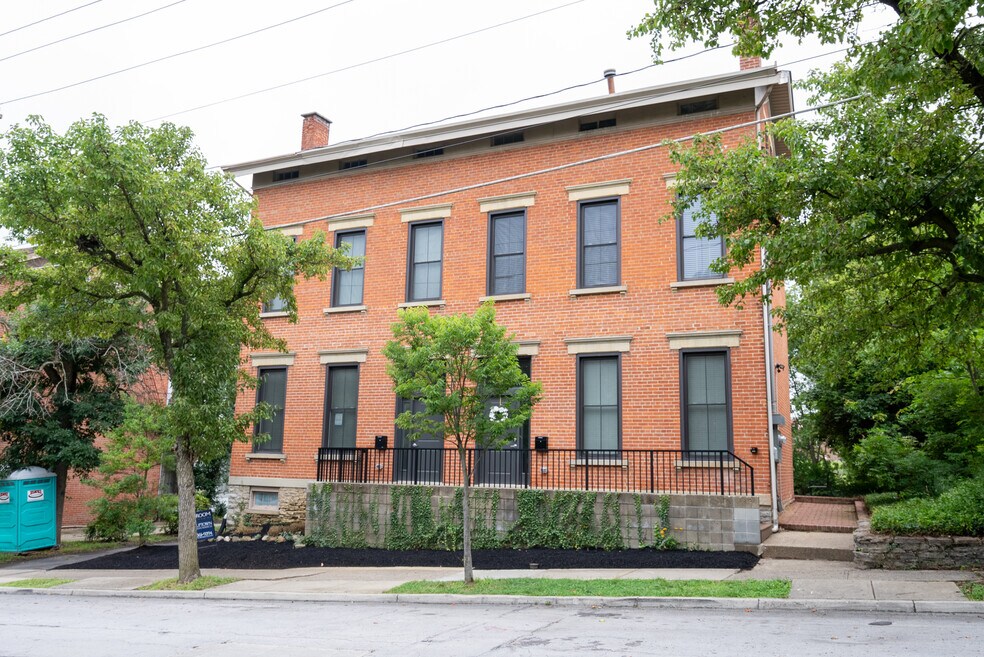 36-38 E Hollister St