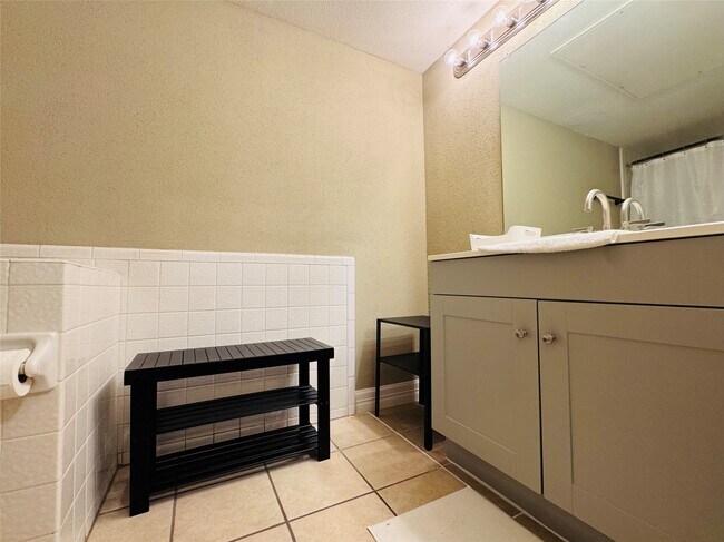 Building Photo - 2824 S Bartell Dr Unit True