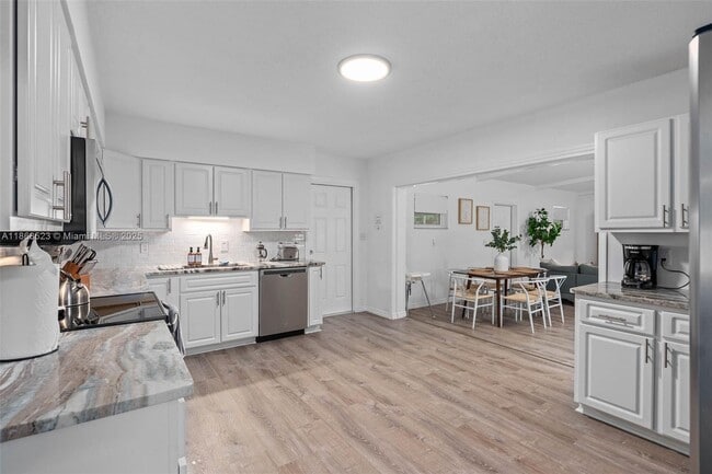 Photo - 4255 Wee St