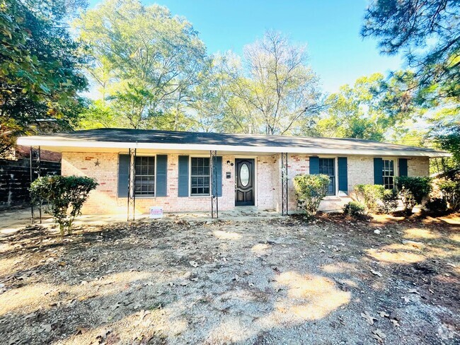 Building Photo - ** 3 bed 2 bath located off perry hill ** ... Rental