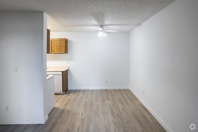 1BR, 1BA - 693SF - Dining Room - Christopher County