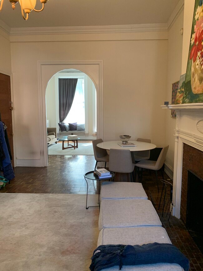 Middle Room - 2019 Locust St Unidad 1