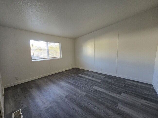 Photo - 210 Bobwhite St