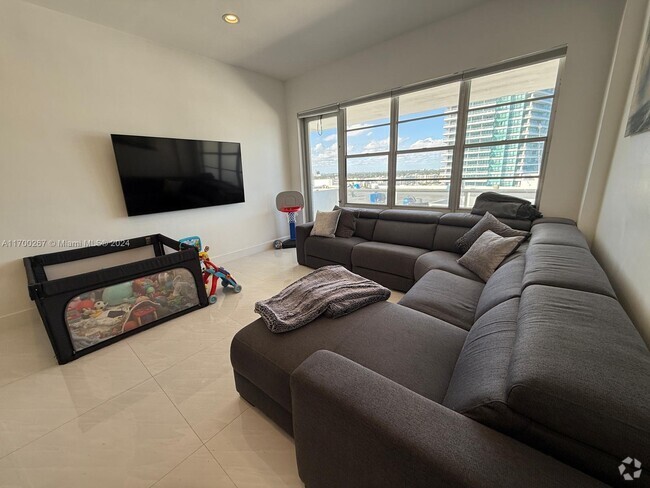 Building Photo - 3725 S Ocean Dr Unit PH07 Rental