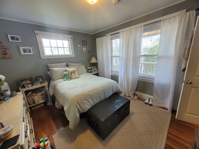 Building Photo - 31 Lyman Ave Unit 1