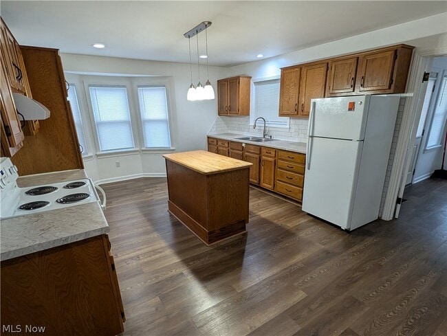 Photo - 616 Maple Ave NW